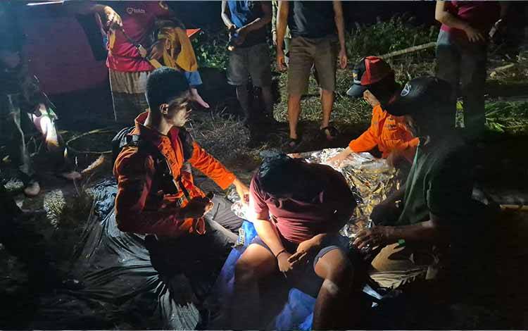 Tim SAR Gabungan mengevakuasi dua pemuda yang sebelumnya dilaporkan hilang di kawasan hutan Desa Bagugus, Kecamatan Mantangai, Kabupaten Kapuas, Jumat dini hari, 5 Juni 2026. (FOTO: Basarnas Palangka Raya)