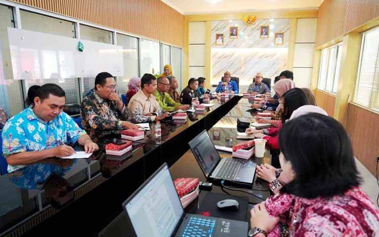 Rapat pembahasan penawaran kerja sama daerah antara Pemprov Kalteng dan Kalsel di Palangka Raya, Kamis (4/6/2026). (ANTARA/HO-Diskominfosantik Kalteng)