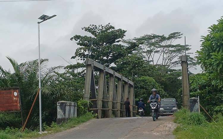 Pemkab Kotim Pastikan Penggantian Total Lantai Jembatan Patah Kapten Mulyono Dikerjakan Tahun Ini