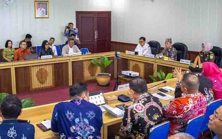 Rangkaian rapat Bersama pemangku kepentingan di Ruang Rapat Bajakah Utama, Kantor Gubernur Kalimantan Tengah. (FOTO: RIV)