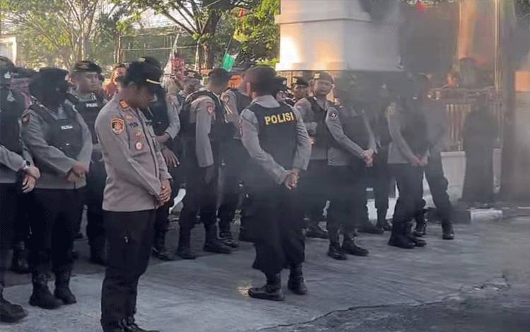 Meski Diwarnai Dugaan Intimidasi, Massa Tetap Kawal Tuntutan ke PUPR Kalteng terkait Polemik Cat Jalan