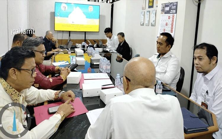 Kepala Disnakertrans Kobar Yudhi Hudaya (kiri) saat ikuti pertemuan di Direktorat Perencanaan Perwujudan Kawasan Transmigrasi, Kementerian Transmigrasi RI, Jakarta, pada 4 Juni 2026. (FOTO: IST)