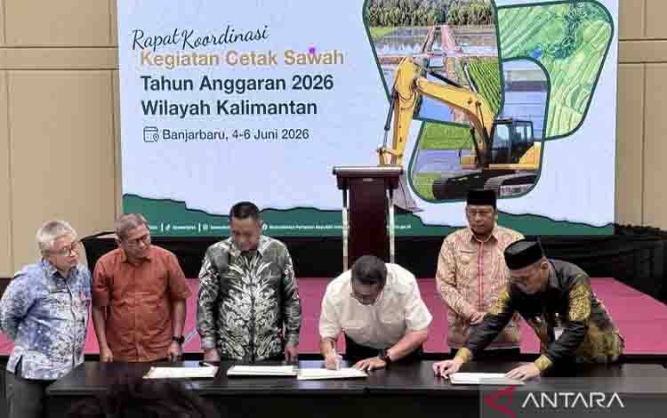 Direktur Jenderal Lahan dan Irigasi Pertanian Kementan Hermanto (ketiga kanan) menandatangani komitmen bersama Pemda Kalsel dalam Rapat Koordinasi Cetak Sawah se-Kalimantan di Banjarbaru, Kalimantan Selatan, Sabtu (6/6/2026). ANTARA/Tumpal Andani Aritonang