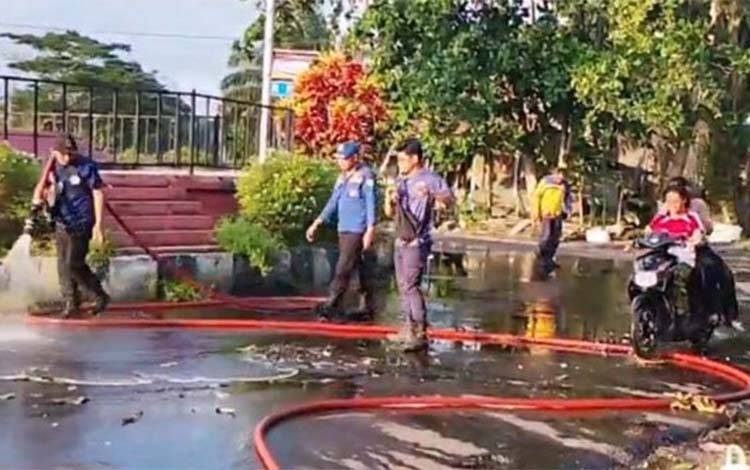 Damkar Seruyan Bersihkan Tumpahan Solar di Bundaran KB Pematang Panjang Cegah Kecelakaan