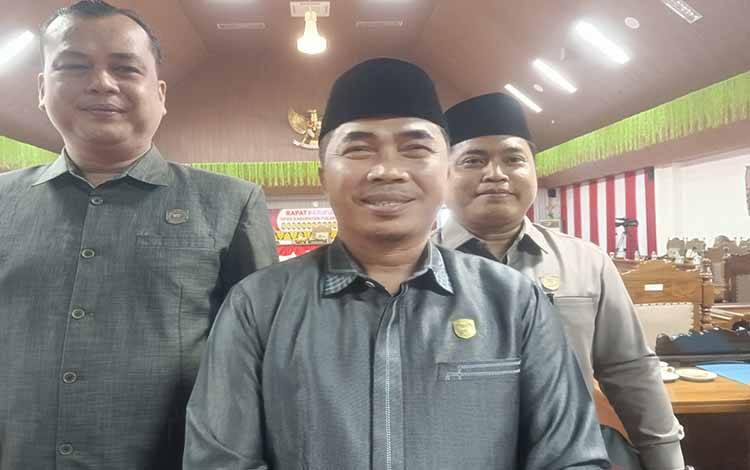 Ketua DPRD Kabupaten Pulang Pisau Tandean Indra Bella (tengah) didampingi Wakil ketua I dan II? usai menghadiri Rapat Paripurna, Senin 8 Juni 2026.( FOTO : RETHA)?
