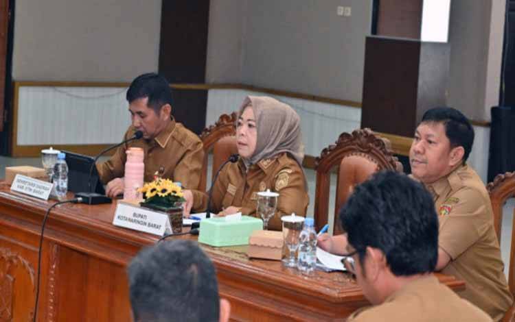 Bupati Kobar Nurhidayah saat memimpin Rapat Koordinasi Penguatan Tata Kelola Publikasi Pemerintah Daerah di Aula Sangga Banua Kantor Bupati Kobar, Senin, 8 Juni 2026