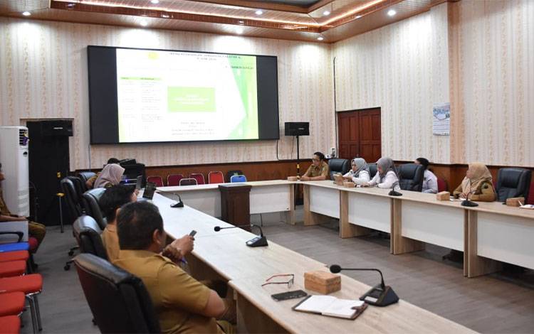 Rapat koordinasi finalisasi persiapan penjemputan jemaah haji tahun 1447 Hijriah/2026 M di Ruang Rapat Kantor Bupati Kapuas, Senin, 8 Juni 2026. (FOTO: Diskominfo Kps)