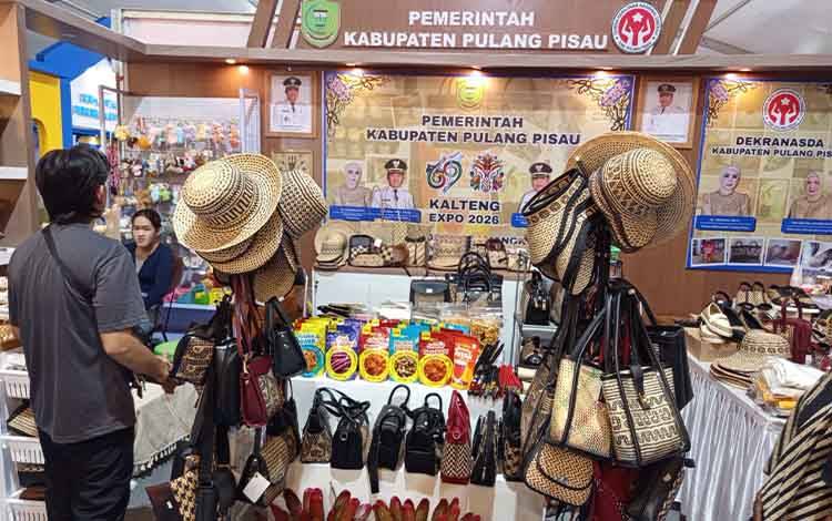 Produk Snack UMKM Binaan CSR PLTU Pulang Pisau Dipromosikan di Expo HUT Kalteng