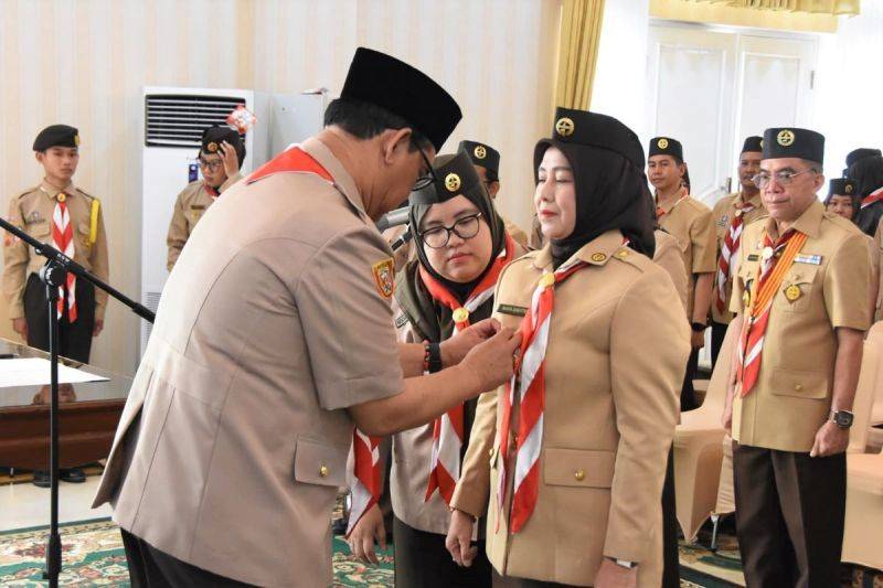 Ketua Majelis Pembimbing Cabang (Mabicab) Gerakan Pramuka Kabupaten Barito Utara Shalahuddin, melantik Ketua Kwarcab Gerakan Pramuka Barito Utara Maya Savitri bersama pengurus periode 2026-2031 di aula Rujab bupati, Muara Teweh, Senin (8/6/2026). ANTARA/HO-Dinas Kominfosandi Barito Utara