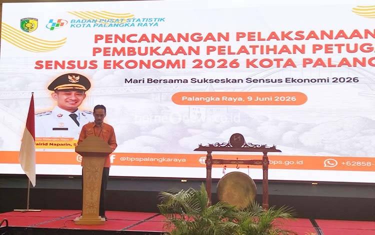 Kepala BPS Kota Palangka Raya, Amos Adam Residul menyampaikan sambutan dalam Pencanangan Pelaksanaan dan Pembukaan Pelatihan Petugas Sensus Ekonomi 2026 Kota Palangka Raya pada Selasa, 9 Juni 2026. (FOTO: TESTI PRISCILLA)