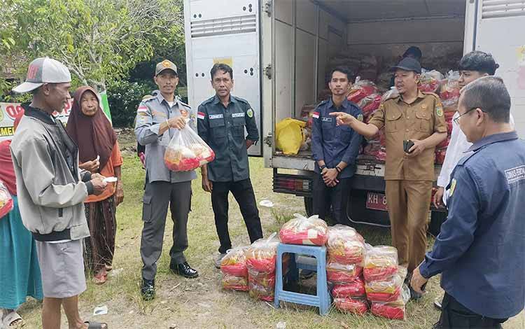 Ratusan Warga Kelurahan Tanjung Pinang Serbu Paket Sembako Murah