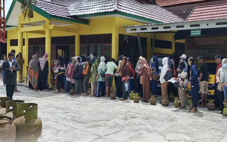 Pemko Palangka Raya Salurkan 800 Tabung Gas LPG 3 Kg Subsidi