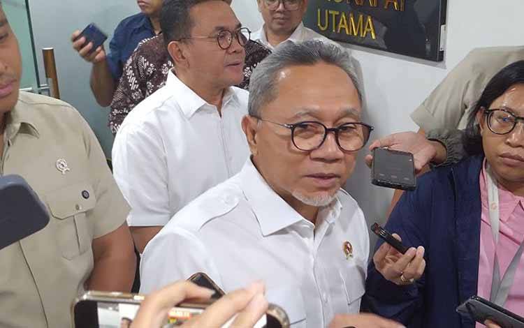 Menteri Koordinator Bidang Pangan Zulkifli Hasan memberikan keterangan kepada wartawan usai Rapat Koordinasi Terbatas Perkembangan Harga Komoditas Pangan di Graha Mandiri Jakarta, Selasa (9/6/2026). (ANTARA/Aria Ananda)