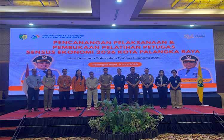 Foto bersama Ketua DPRD Palangka Raya Subandi dengan Pemko dan Forkompinda saat pembukaan Pelatihan Petugas Sensus Ekonomi Tahun 2026 yang diselenggarakan oleh BPS Kota Palangka Raya, Selasa (9/6/2026) (Foto:MARINI)