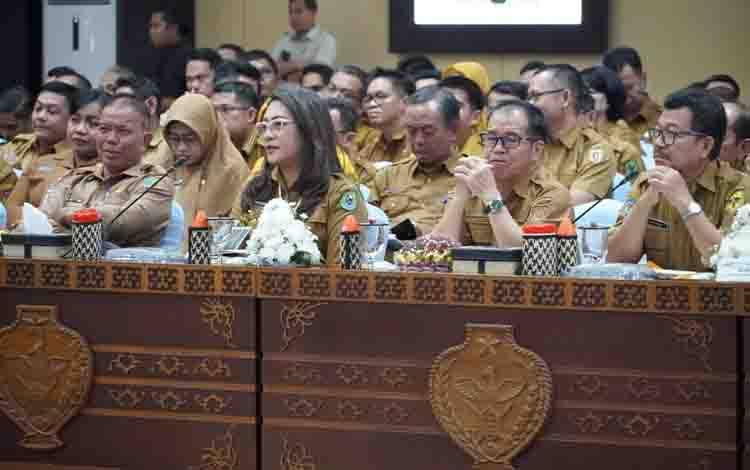 Peserta Kunjungan dan Koordinasi terhadap Capaian dan Kendala Pelaksanaan Stranas PK di Kalimantan Tengah yang digelar di Aula Jayang Tingang, Kantor Gubernur. (FOTO:BIRO ADPIM SETDA KALTENG)