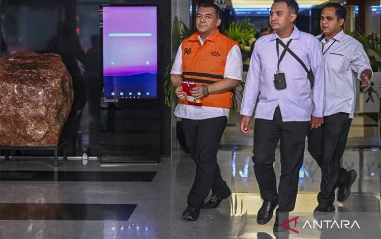 KPK Sita Dokumen hingga Uang saat Geledah Ruangan Wamen Imipas