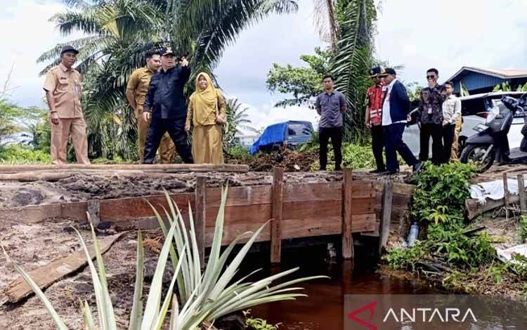 Cegah Genangan di Runway, Pemkab Kotim Normalisasi Drainase Bandara Haji Asan Sampit