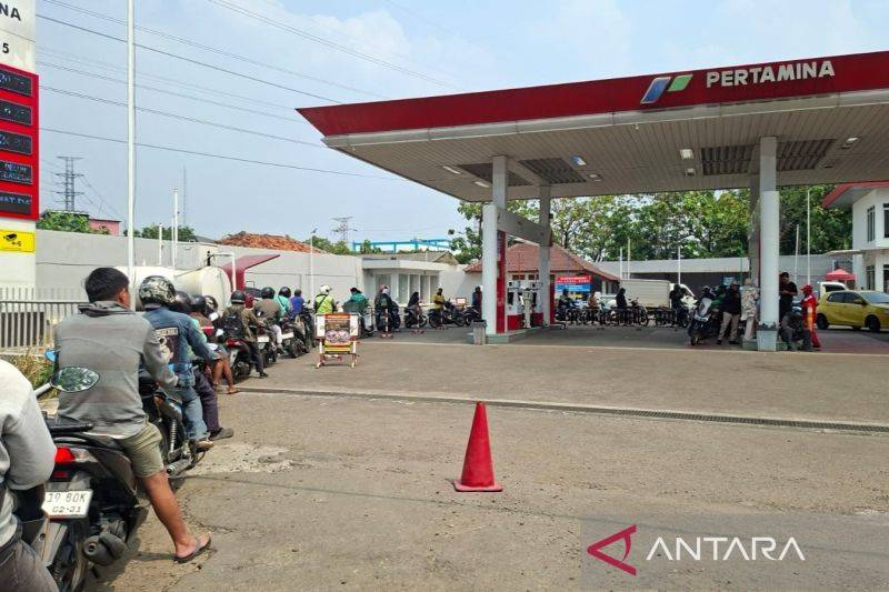 Harga Pertamax Naik, Antrean Pembeli Pertalite Mengular di SPBU Jakarta Barat
