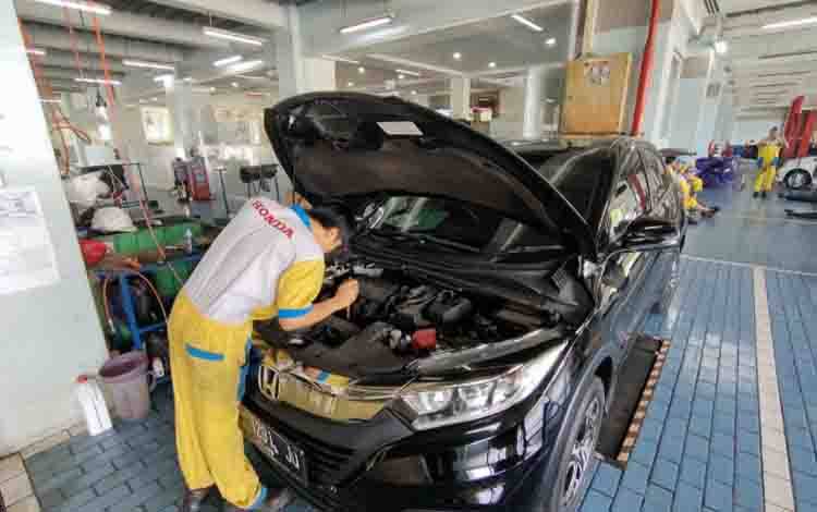 Rupiah Tembus Rp18.000, Pakar Nilai Industri Otomotif Tertekan Berat