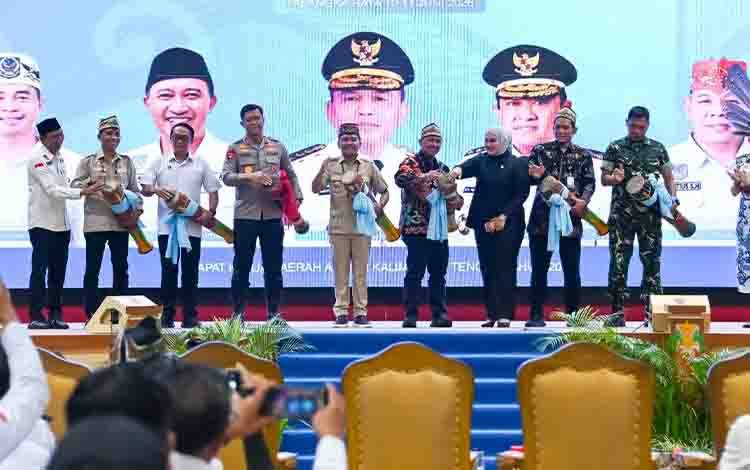 Dihadapan Kepala Desa, Agustiar tegaskan Kartu Huma Betang Sejahtera Tetap Berjalan