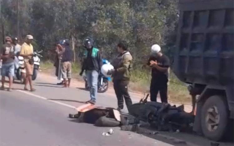 Pemotor Tewas Usai Tabrak Belakang Truk di Jalan A Yani