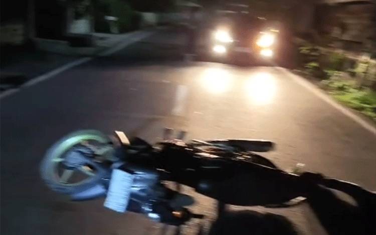 Pemotor Ditemukan Terkapar di Jalan Pilau, Dievakuasi ke RSUD Kapuas