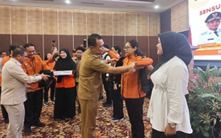 Wakil Wali Kota Palangka Raya, Achmad Zaini secara simbolis memasangkan rompi kepada petugas Sensus Ekonomi 2026. (FOTO: TESTI PRISCILLA)