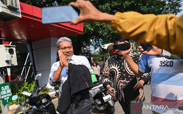 kedua saksi langsung diperiksa oleh KPK setelah tiba di Gedung Merah Putih KPK, Jakarta.