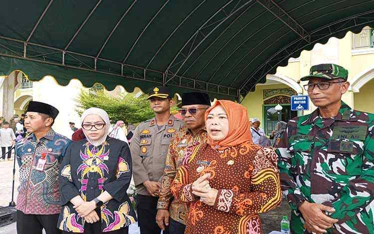 Bupati Kobar Nurhidayah Sambut Kepulangan Jamaah Haji Kobar di Tanah Air
