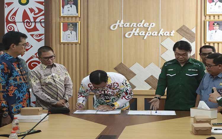 Bupati Pulang Pisau Ahmad Rifa'i menandatangani nota kesepakatan bersama antara Pemerintah Kabupaten Pulang Pisau dengan Yayasan Tambuhak Sinta serta STMIK Indonesia Banjarmasin, disaksikan para pihak terkait di Ruang Rapat? Bupati Pulang Pisau. Kamis, 11 Juni 2026.( FOTO : RETHA)?