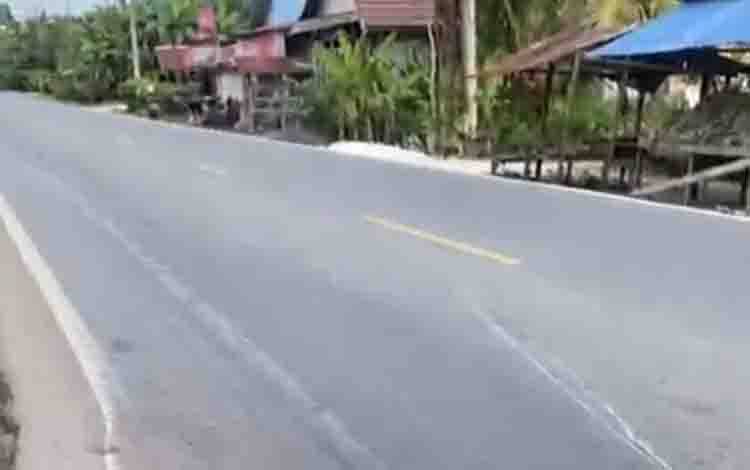 Awas! Tumpahan Oli di Jalan Trans Kalimantan Km 13 Basarang, Pengendara Motor Dilaporkan Terjatuh