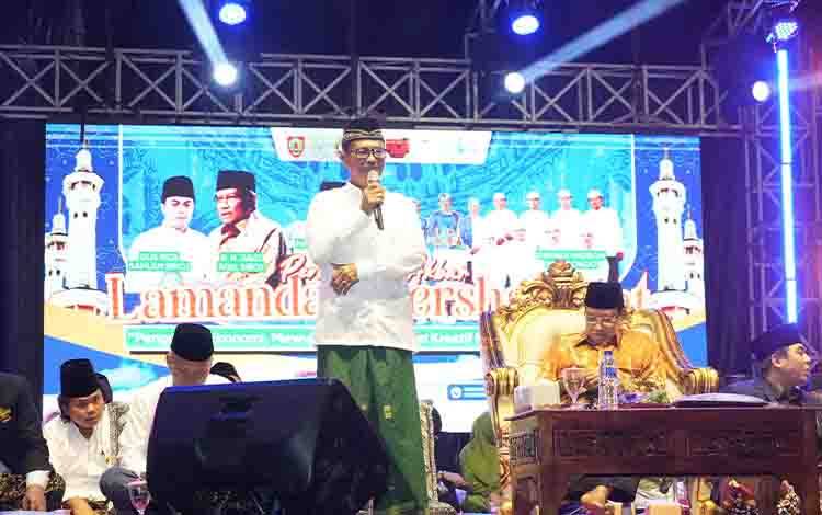 Wakil Bupati Lamandau, Abdul Hamid Saat Menyampaikan Sambutan pada Kegiatan Lamandau Bersholawat 2026, di Lapangan Sasana Yuda, Desa Sumber Mulya, Rabu malam, 10 Juni 2026. (FOTO: NATALIA KRISTIN)
