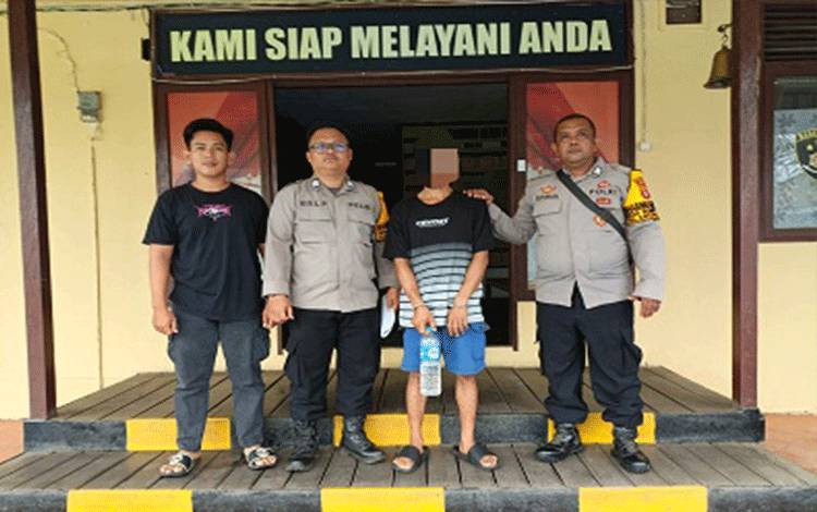 Tersangka MF saat diamankan di Mapolsek Kapuas Murung, Selasa, 9 Juni 2026. (FOTO: Humas Polres Kps)