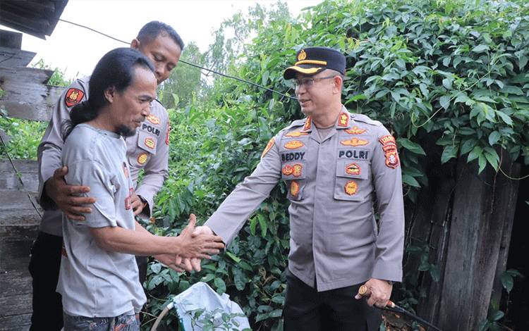 Kapolres Seruyan Cek Rumah Warga yang Akan Dibedah