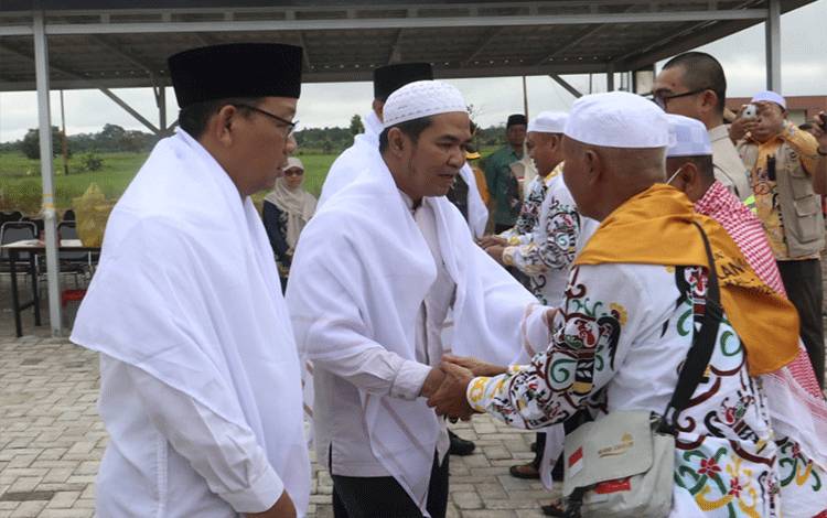 Bupati dan Wabup Sambut Kepulangan Jemaah Haji Pulang Pisau