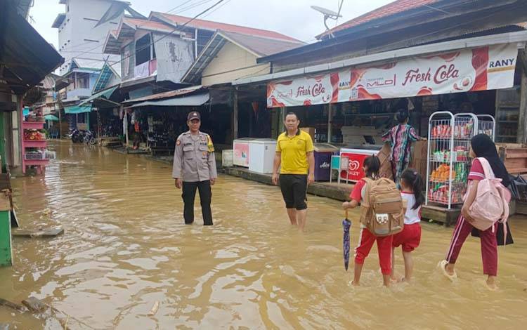 Debit DAS Katingan Meningkat, Warga Bantaran Sungai Diminta Waspada Banjir Susulan