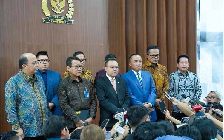 Wakil Ketua DPR RI Sufmi Dasco Ahmad (ketiga dari kiri), Menteri Sekretaris Negara Prasetyo Hadi (ketiga dari kanan), COO BPI Danantara Dony Oskaria (kedua dari kanan), Direktur Utama BRI Hery Gunardi (kanan), dan jajaran direksi BUMN lainnya menjawab pertanyaan media dalam wawancara cegat (doorstop) di Gedung DPR RI, Jakarta, Selasa (9/6/2026). (ANTARA/HO-BRI)