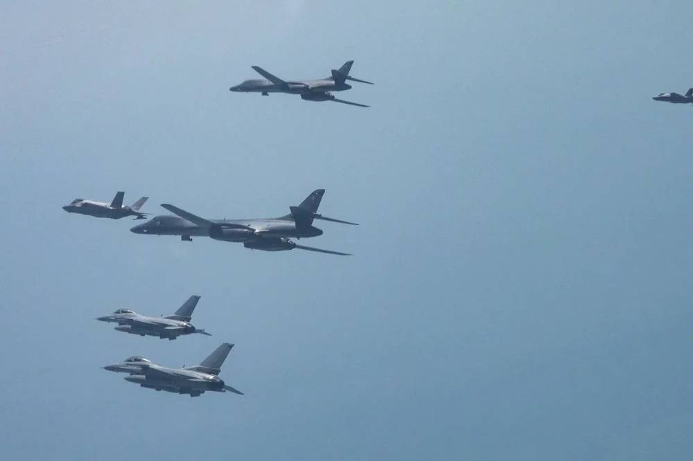 Dua pesawat B-1 Lancers milik AS terbang formasi bersama dua F-16 AS, dan dua F-35A Lightning Angkatan Udara Korea Selatan saat latihan bersama di kawasan barat Korea Selatan. (ANTARA/HO-USFK.mil/Republic of Korea Air Force)