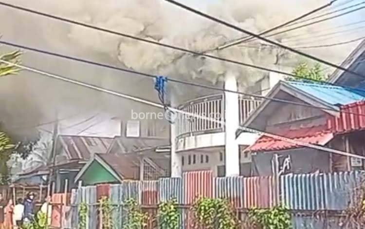 Rumah Dua Lantai Terbakar di Teluk Tiram, Api Diduga Berasal dari Lantai Atas