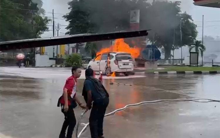 Situasi saat insiden terbakarnya mobil di SPBU Pelaihari, Jumat, 12 Juni 2026. (FOTO: BIB Kalimantan)