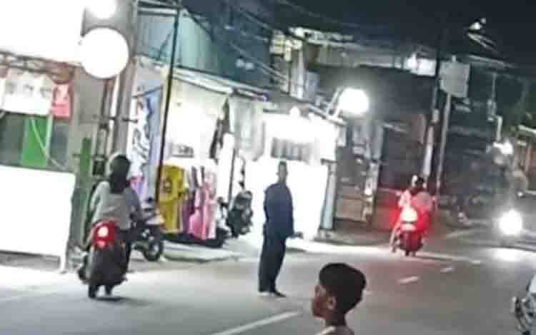 Pria Diduga ODGJ Buat Gaduh Warga Kuala Kapuas Seharian, Sempat Dipulangkan Satpol PP lalu Muncul Lagi