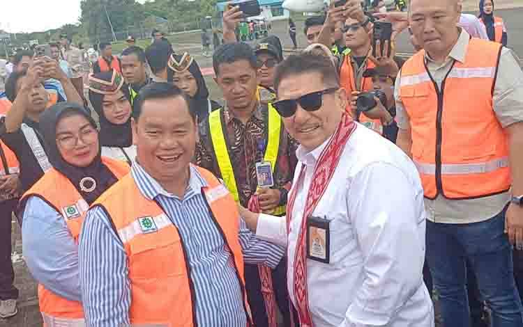 Direktur Utama Super Air Jet Ari Azhari disambut Bupati Kotawaringin Timur Halikinnor saat mendarat di Bandara H Asan Sampit, Jumat, 12 Juni 2026. (FOTO: DEWIP)