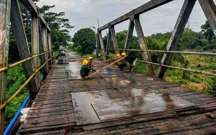 Petugas mulai kerjakan penggantian total jembatan patah Jalan Kapten Mulyono Sampit, Junat, 12 Juni 2026. (FOTO: DEWIP)