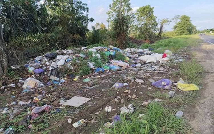 Prihatin Sampah Menggunung di Km 71 Terawan, Anggota DPRD Seruyan Gelar Sayembara Cari Pelaku
