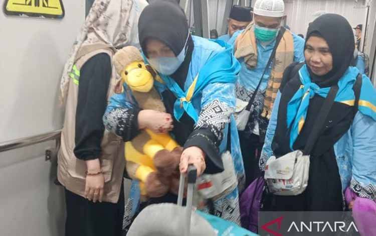 Jamaah Haji Kloter 07 Debarkasi Banjarmasin Tiba di Tanah Air