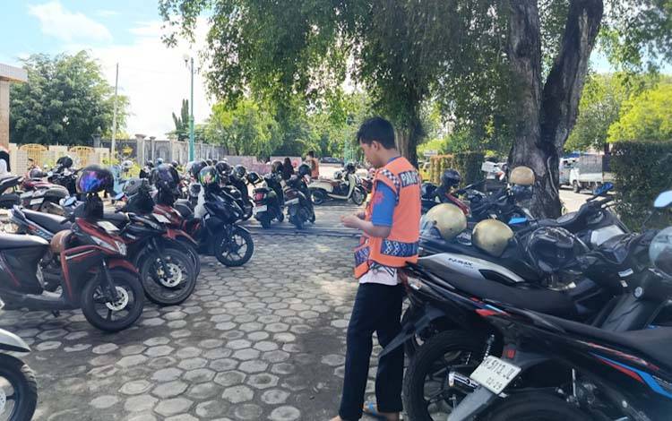 Aktivitas kendaraan parkir di Kota Palangka Raya. (FOTO: MARINI)
