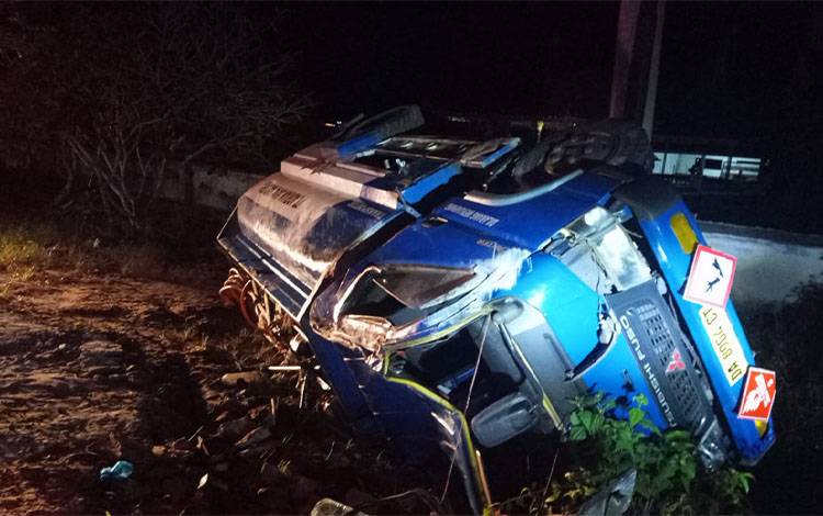 Truk Tangki Terbalik di Jalan Trans Kalimantan Basarang