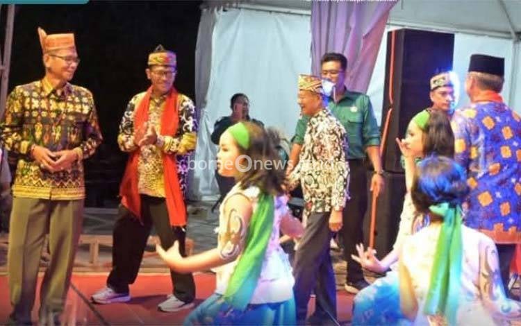 Wakil Bupati Lamandau Abdul Hamid mengikuti tradisi Baigal Dayak bersama jajaran pejabat dan tokoh warga di acara HUT Kecamatan Menthobi Raya, Sabtu malam, 13 Juni 2026. (FOTO: ISTIMEWA)