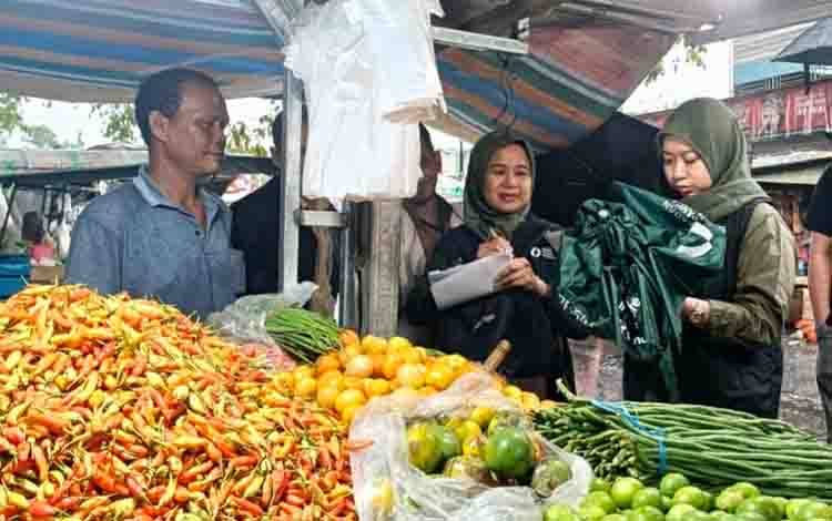 Harga Bahan Pokok di Pasar Besar Palangka Raya Stabil, Hanya Cabai yang Naik