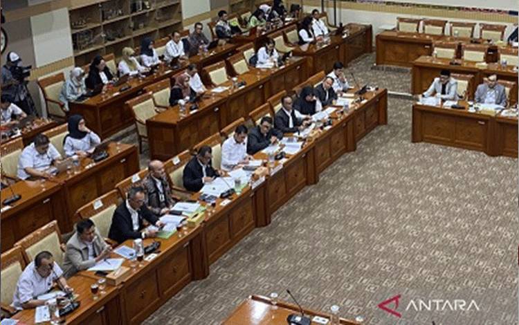 Komisi III DPR RI menggelar rapat kerja dengan Komisi Yudisial dan Mahkamah Agung di Gedung DPR RI, Senayan, Jakarta, Senin (15/6/2026). (ANTARA/Fath Putra Mulya)